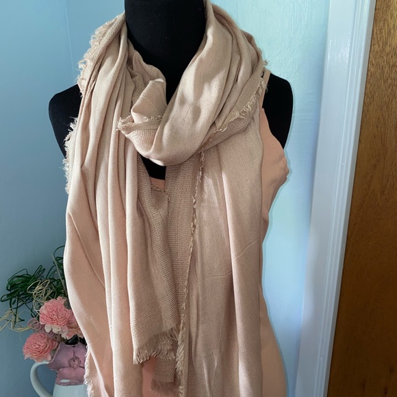 4X$20. Scarf - Picture 1 of 4